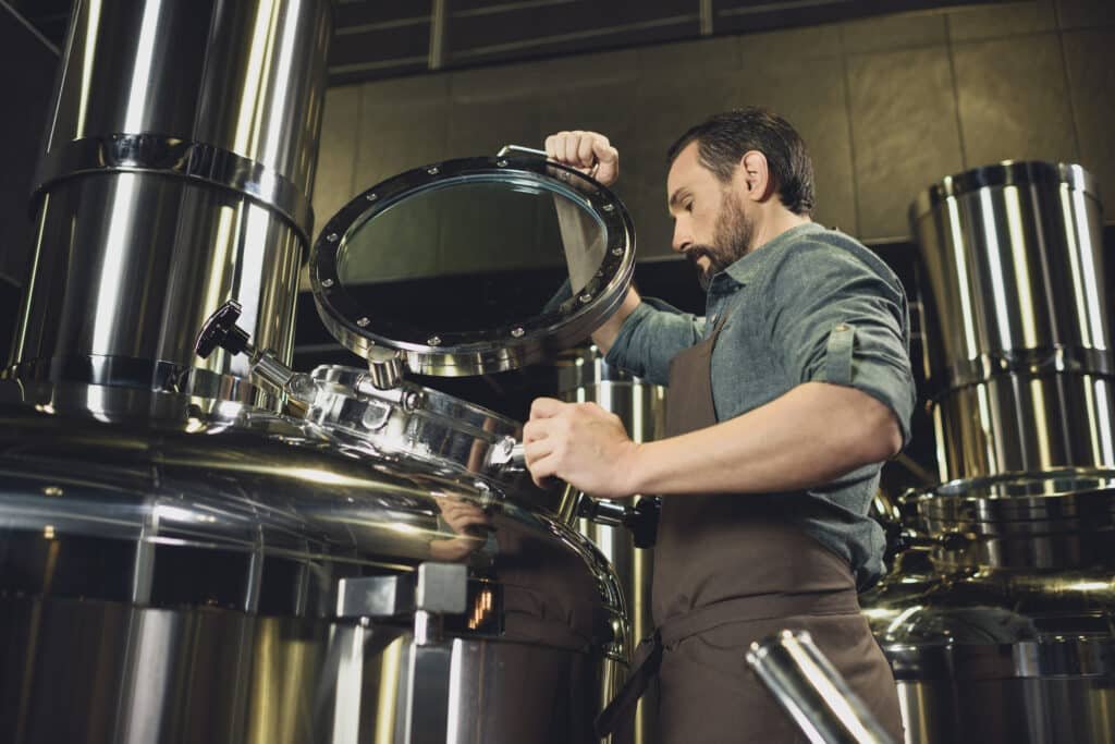 Die Maschinen von Scheuer Maschinenbau durchlaufen Reinigungsphasen, damit deine KEGs, Fässer und Flaschen von Bakterien und Rückständen befreit werden.